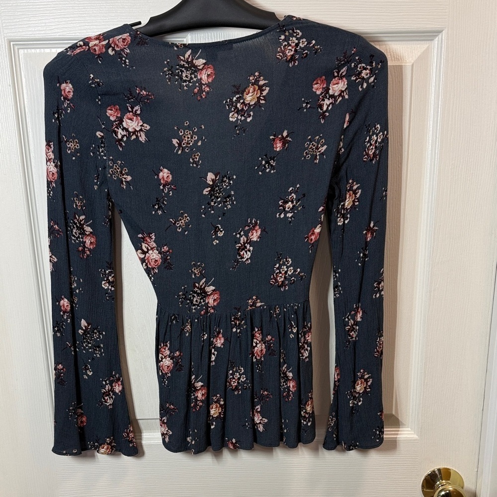 American Eagle Floral Long Sleeve - Picture 5 of 10